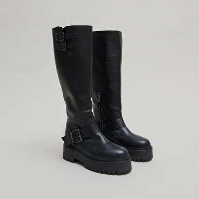 Boots with straps and notched soles in black grained leather