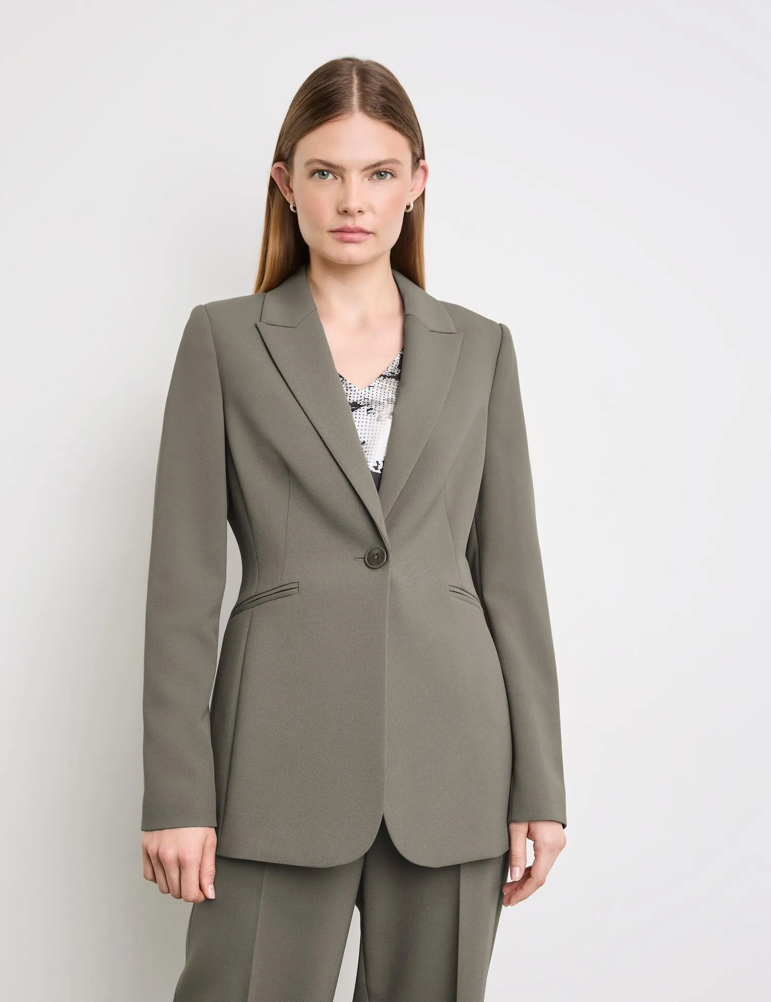 Fitted blazer made of elegant fabric