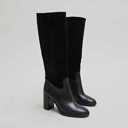 Heeled boots in black suede and black leather