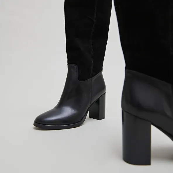 Heeled boots in black suede and black leather