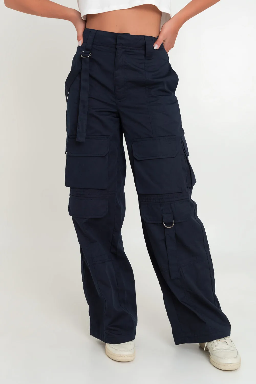 Pantalón cargo de fit recto con trabillas decorativas