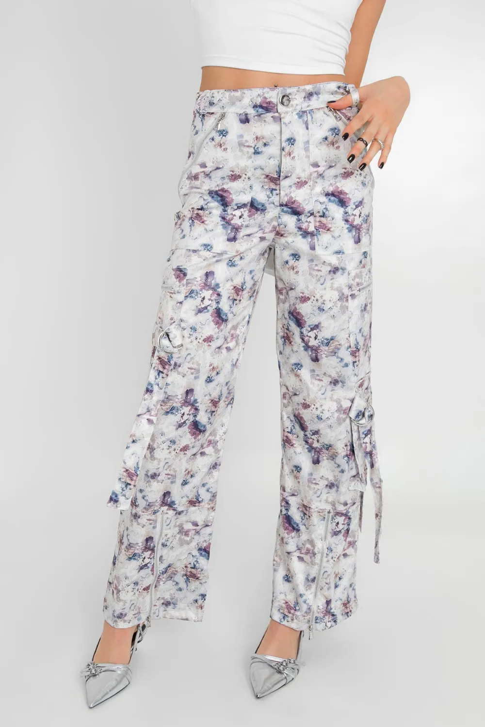 Pantalón cargo estampado satinado