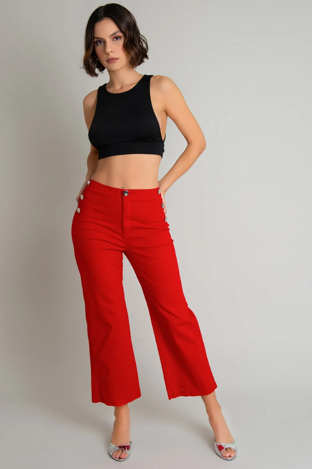 Pantalón cropped flare con botones marineros