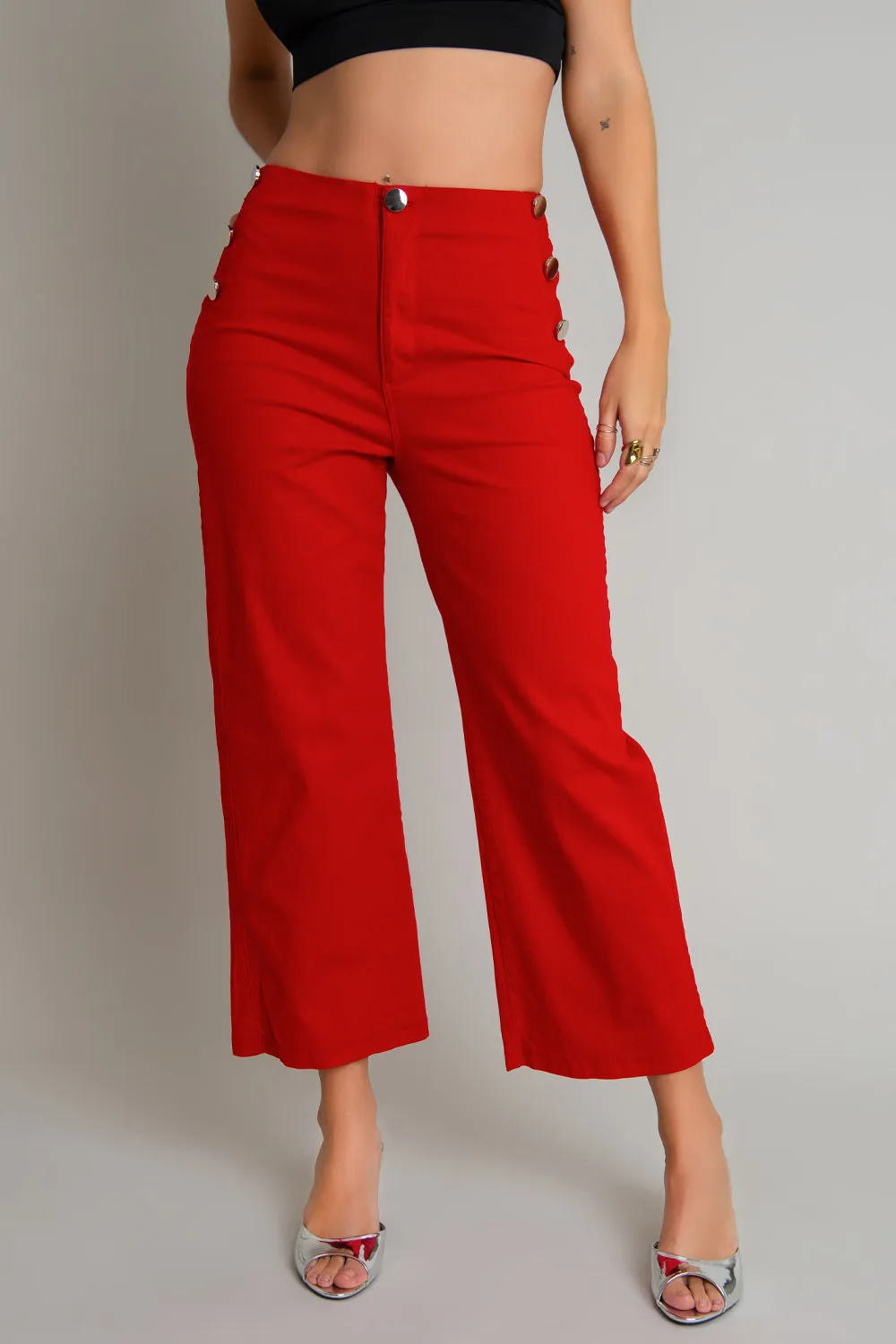 Pantalón cropped flare con botones marineros