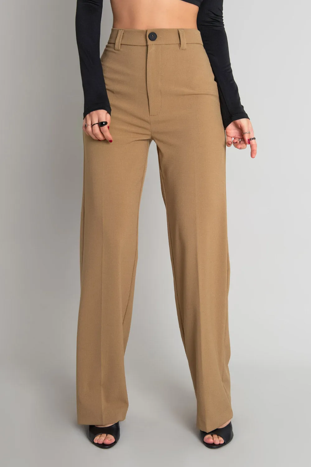 Pantalón de fit wide leg con botón en contraste