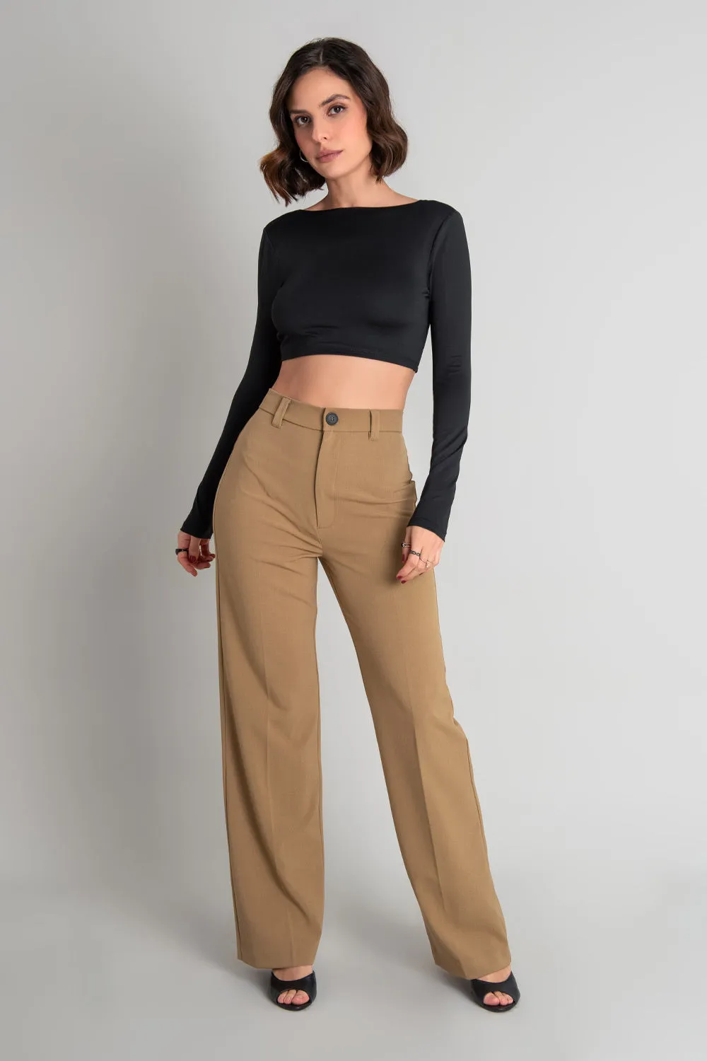 Pantalón de fit wide leg con botón en contraste