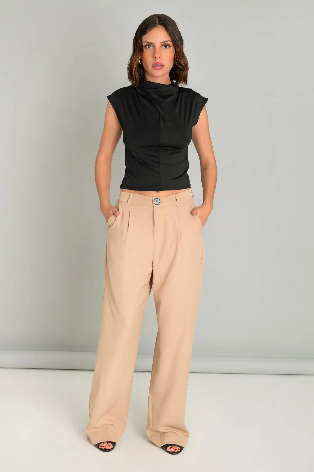 Pantalón fit wide leg con pinzas botón contraste