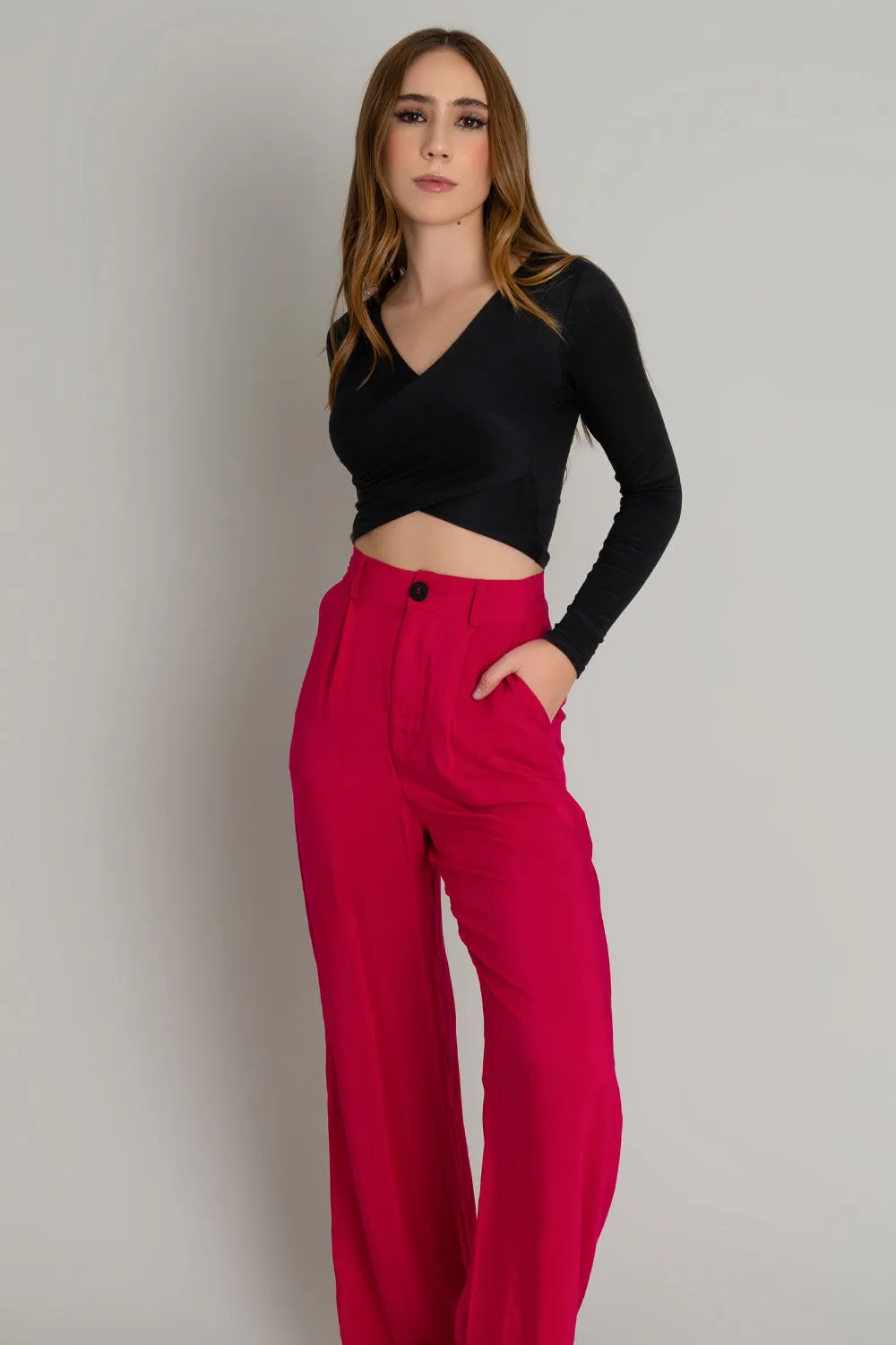 Pantalón fit wide leg tiro alto botón contraste