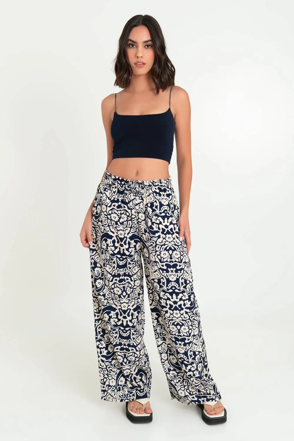 Pantalón fluido estampado de fit recto