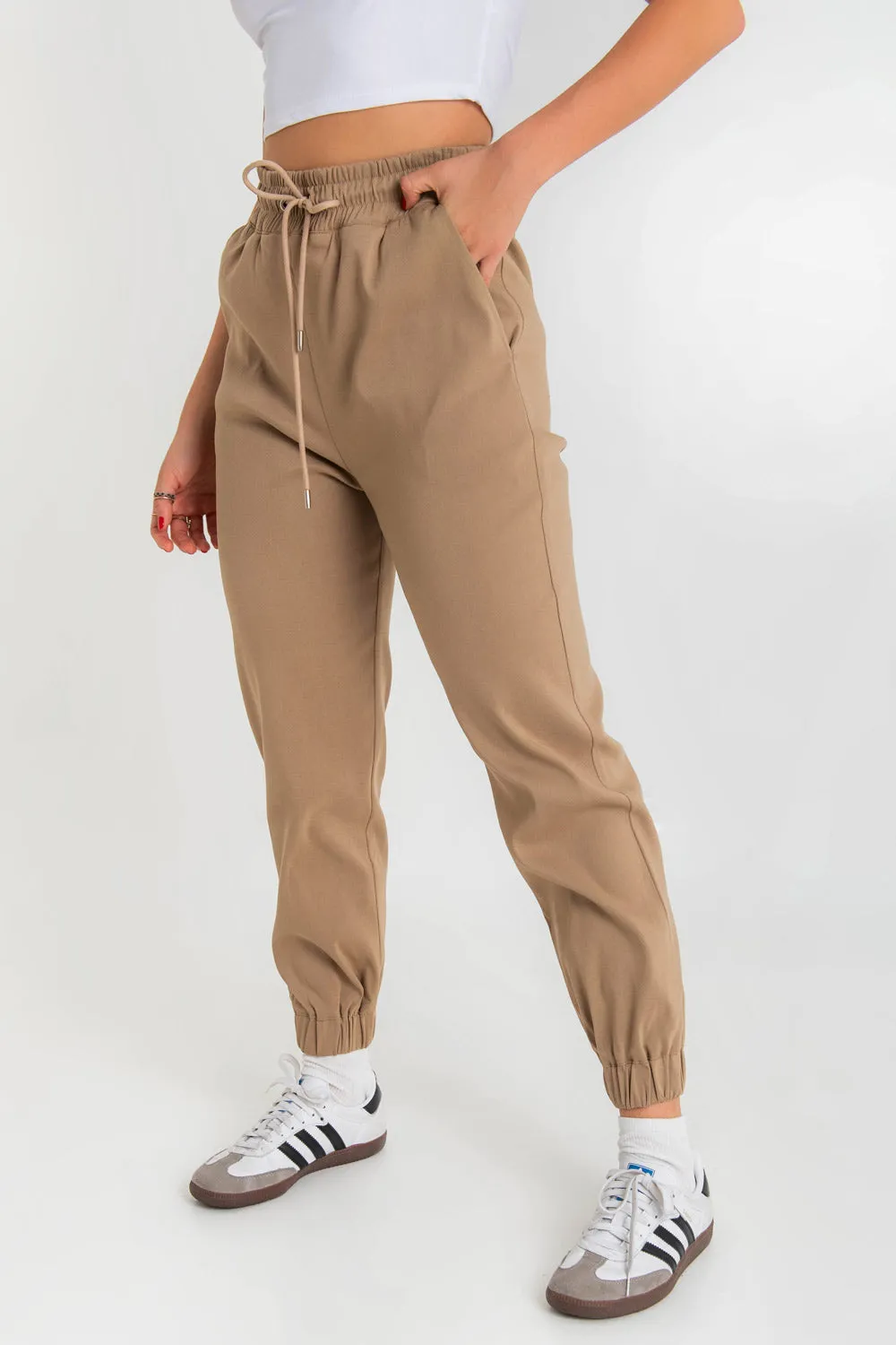 Pantalón jogger fit recto con jareta