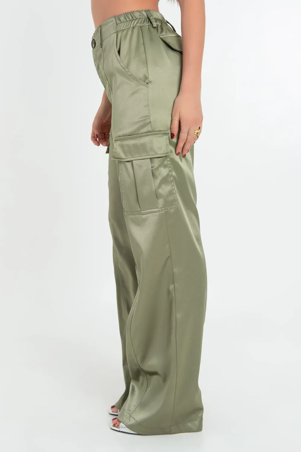 Pantalón satinado cargo wide leg fit