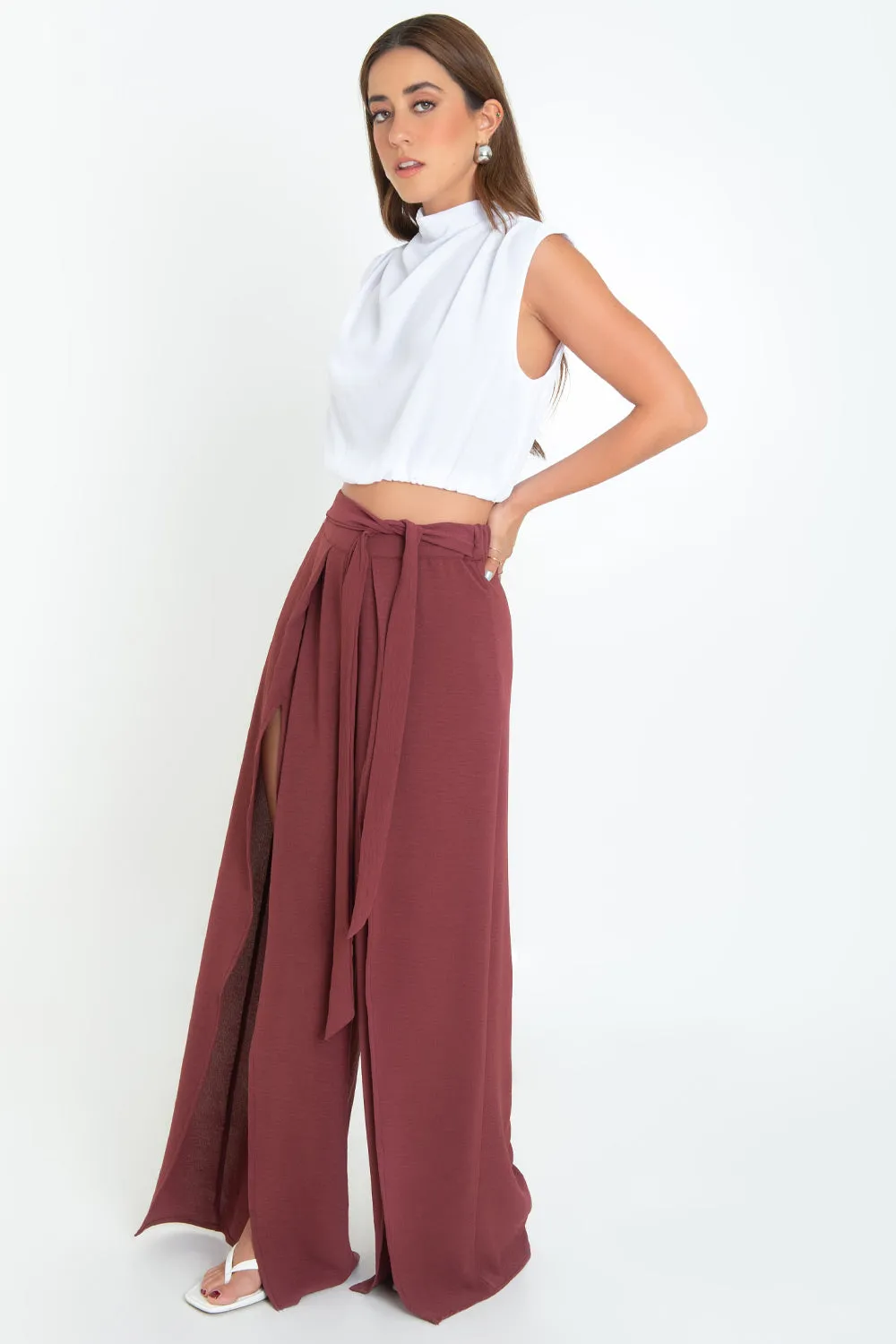 Pantalón wide leg con aberturas frontales