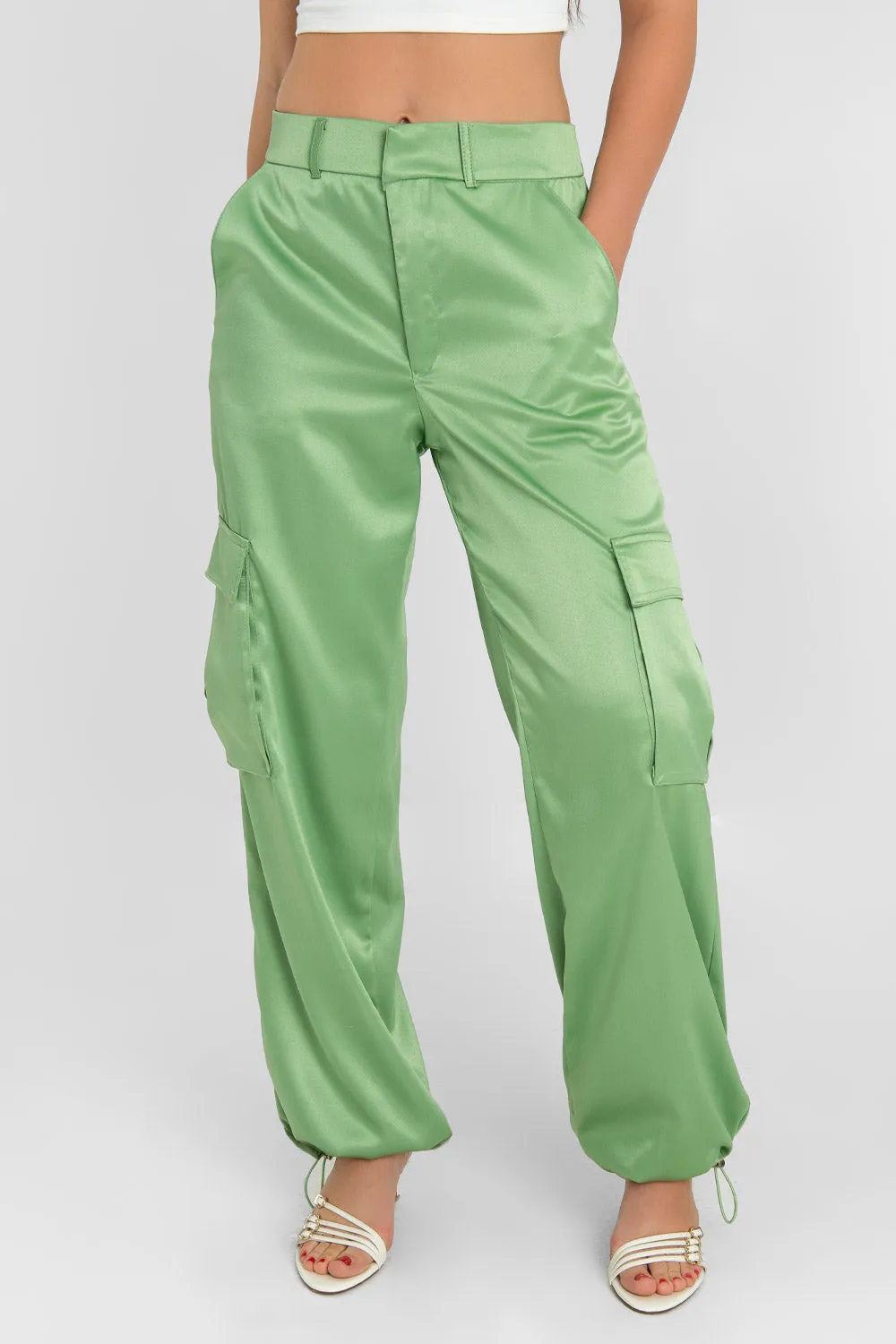 Pantalón wide leg fit satinado cargo