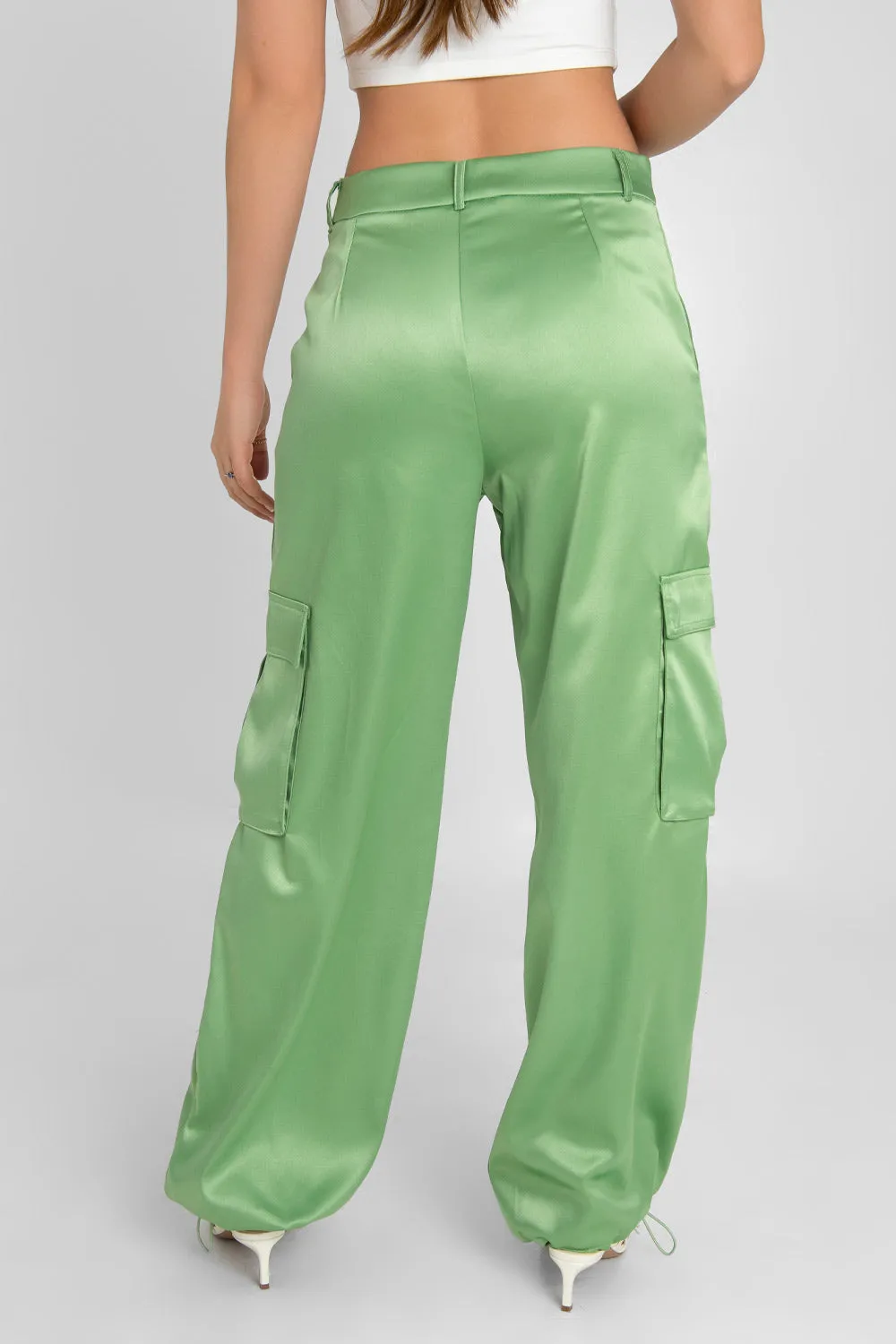 Pantalón wide leg fit satinado cargo