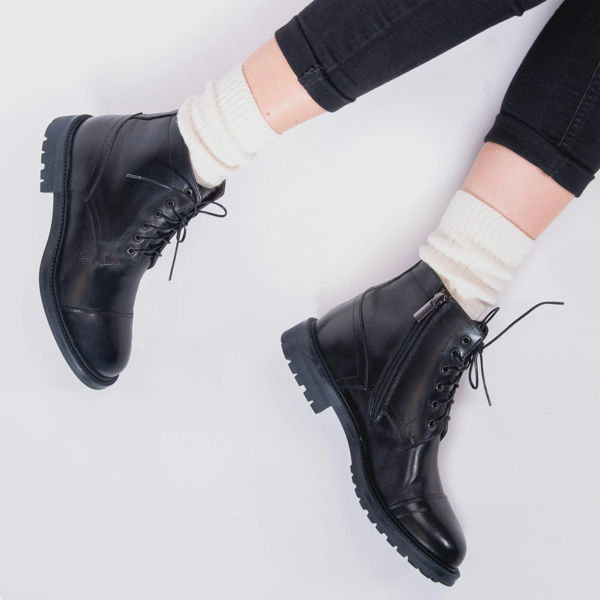 Toe cap laced boot black