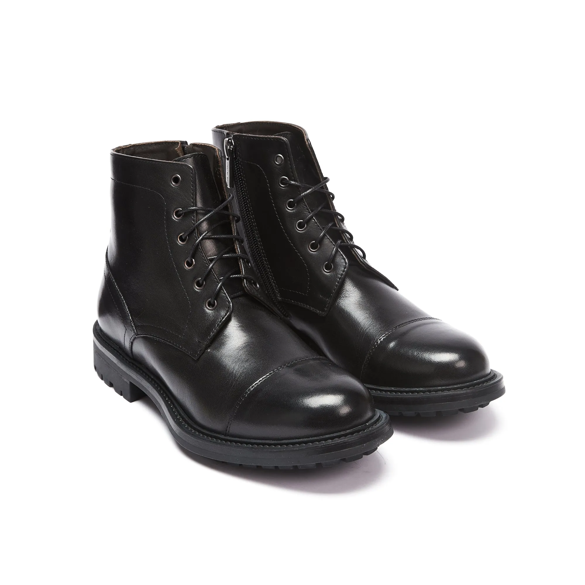 Toe cap laced boot black